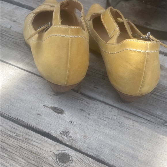 Women’s Fidji Yellow Pointed-Toe Slingback Heels - Picture 3 of 5